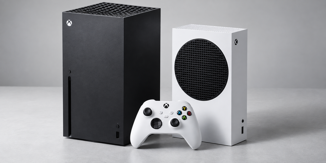 Ilustračné porovnanie čierneho Xbox Series X a bieleho Xbox Series S