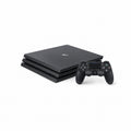 Sony PlayStation 4 Pro (1 TB) — pohľad spredu s ovládačom