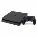 Sony PlayStation 4 Slim (500 GB) — pohľad spredu s ovládačom