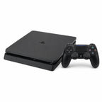 Sony PlayStation 4 Slim (500 GB) — pohľad spredu s ovládačom