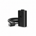 Originálna nabíjateľná batéria Microsoft Xbox Play & Charge Kit s USB-C káblom na bielom pozadí